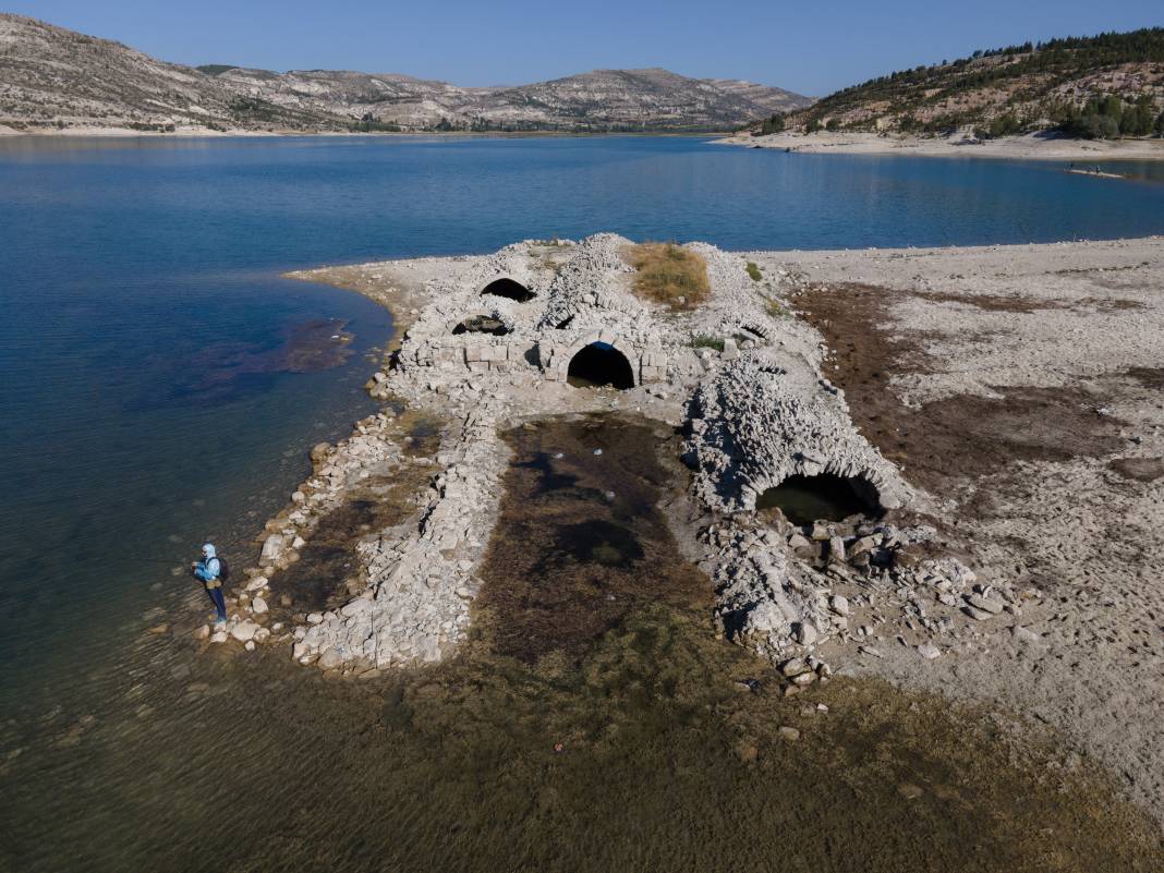 Altınapa Barajının suyu çekildi, Selçuklu hanı ortaya çıktı 9